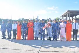 Colonel Bui Quang Thuyen, Deputy Commander of Naval Region 4, presents flowers to Commodore Francisco C. Cacho, Deputy Commander of the Philippine Navy's Western Naval Command (Photo: qdnd.vn) 