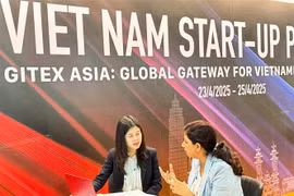 A representative from a Vietnamese startup discusses with an investor at the GITEX Asia 2025 in Singapore. (Photo: VNA)