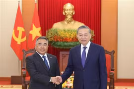 Party General Secretary To Lam (right) receives Philippine Ambassador to Vietnam Meynardo Los Banos Montealegre in Hanoi on April 24. (Photo: VNA)