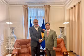 Vietnamese Ambassador to France Trinh Duc Hai (R) meets with Taylan Coskun, Politburo member of the French Communist Party (PCF) overseeing relations with Vietnam. (Photo: VNA)
