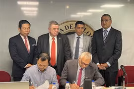 At the signing ceremony of a memorandum of understanding to promote and distribute Vietnamese agricultural machinery in Venezuela and Latin American market (Photo courtesy of the Vietnamese embassy in Venezuela).