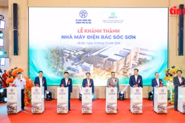 Delegates press the buttons to inaugurate the Soc Son Waste-to-Energy Plant (Photo: VNA)