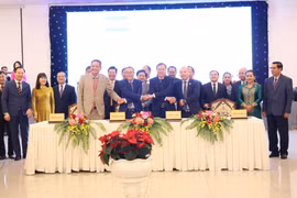 Leaders of Tay Ninh and the Cambodian provinces of Tbong Khmum, Svay Rieng and Prey Veng at the signing ceremony. (Photo: VNA)