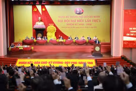Delegates vote to pass the resolution of the first Congress of the Ho Chi Minh City Party Organisation in the closing session on October 15 morning (Photo: Organising Committee)