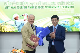 Deputy Minister of Culture, Sports, and Tourism Ho An Phong (R) officially presents the decision appointing global golf legend Gregory John Norman as Vietnam’s Tourism Ambassador for the 2025–2030 term. (Photo: titc.vn)