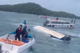 Rescuers search for victims after a tourist canoe carrying more than 30 people capsizes off Phu Quoc island on July 11 afternoon (Photo: baoangiang.com.vn)