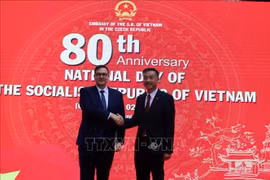 Vietnamese Ambassador to the Czech Republic Duong Hoai Nam (R) and Czech Minister of Foreign Affairs Jan Lipavský at the event (Photo: VNA)
