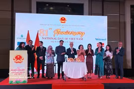 Diplomats and officials pose for a photo at the ceremony held by the Vietnamese Embassy in India on October 21, 2026. (Photo: VNA)