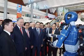 Party General Secretary To Lam ( second, from left) visits an exhibition showcasing the government's achievements in science, technology, innovation, and digital transformation. (Photo: VNA)