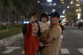 A Korean tourist family poses for a photo in the coastal city of Da Nang. (Photo: VNA)