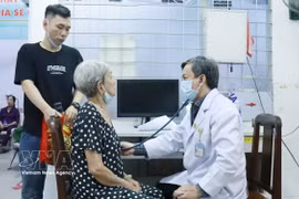 Doctors from Cho Ray Hospital conduct preventive health screenings for residents at the Cho Lon ward health station. (Photo: VNA)