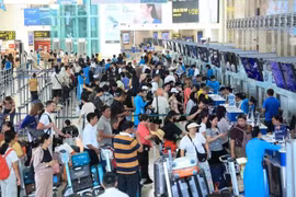 The aviation sector records strong growth in passenger and cargo transport during the April 30–May 1 holiday. (Photo: VietnamPlus)