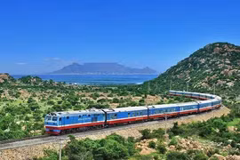 A passenger train on the North-South rail line. (Photo: VNR)