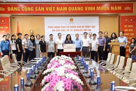 Minister of Health Dao Hong Lan and ministry staff present donations from the ministry to the VFF Central Committee (Photo: VNA)