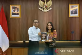 Higher Education, Science, and Technology Brian Yuliarto (left) and Peruri President Director Dwina Septiani Wijaya (right) in a meeting in Jakarta on April 22 (Photo: Antara)
