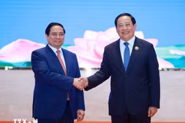 PM Pham Minh Chinh (L) and his Lao counterpart Sonexay Siphandone. (Photo: VNA) 