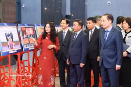 Politburo member and standing member of the Party Central Committee’s Secretariat Tran Cam Tu and delegates visit an exhibition showcasing outstanding images on people-to-people diplomacy activities in 2025. (Photo: VNA)