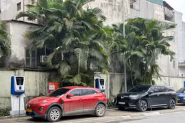 An electric vehicle charging station in Hanoi. (Photo: VNA)