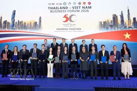 Party General Secretary and President To Lam, and Thai Prime Minister Anutin Charnvirakul witness the presentation of cooperation agreements between businesses of the two countries at the Thailand - Vietnam Economic Forum in Bangkok on May 28. (Photo: VNA)