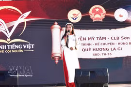A contestant delivers her presentation titled "Homeland". (Photo: VNA)