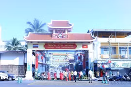 The gate of Vietnam Town in Thailand's Nakhon Phanom province (Photo: VNA)