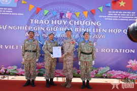 Major General Junhui Wu, Force Commander of UNMISS, presents the certificate awarding the United Nations Medal Vietnam's Level-2 Field Hospital Rotation 7 to the Director of the hospital. (Source: qdnd.vn)