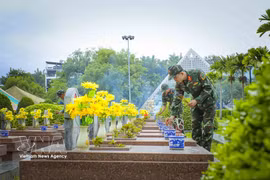 Soldiers from the Dien Bien provincial Military Command offer incense at the graves of fallen soldiers at A1 Martyrs’ Cemetery before exhuming remains to collect samples (Photo: VNA) 