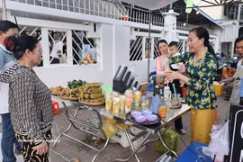 The Ca Mau cooperative alliance, in coordination with Ca Mau newspaper and radio and television, has organised an OCOP market, combining on-site sales with livestreaming to promote and sell products online, while showcasing and promoting the province's local specialities. (Photo: VNA)