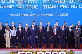 Delegates pose for a group photo at the Mayors' Conference, which is part of the third Ho Chi Minh City Friendship Dialogue (Photo: VNA)