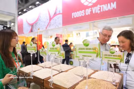 Visitors explore Vietnamese products at WorldFood Moscow 2026. (Photo: VNA)
