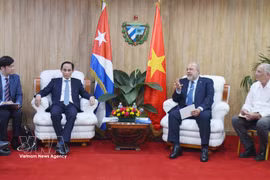 At the meeting between Politburo member and Minister of Foreign Affairs Le Hoai Trung (L) - Special Envoy of General Secretary of the Communist Party of Vietnam (CPV) Central Committee and State President To Lam - and Cuban Prime Minister Manuel Marrero Cruz (Photo: VNA)