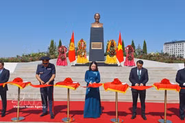 Vice President Vo Thi Anh Xuan and delegates cut the ribbon to inaugurate President Ho Chi MInh statue (Photo: VNA)