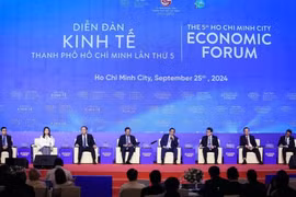 PM Pham Minh Chinh (fourth, right) attends the 5th HCM City Economic Forum (Photo: thanhnien.vn)
