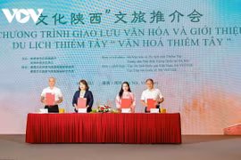 Vietnamese and Chinese enterprises sign tourism development cooperation deals. (Photo: VNA)