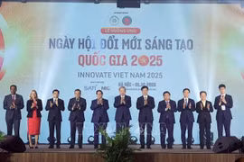 Party General Secretary To Lam (centre), Prime Minister Pham Minh Chinh (fifth from left) and delegates at the event (Photo: VNA)
