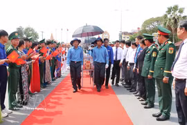 On May 12, 2026, the Tay Ninh People's Committee holds a ceremony at Binh Hiep International Border Gate in Binh Hiep commune to receive the remains of 158 Vietnamese volunteer soldiers and experts who laid down their lives in Cambodia. (Photo: VNA)