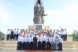 Delegates at the Cambodia-Vietnam Friendship Monument in Phonom Penh. (Photo: VNA)