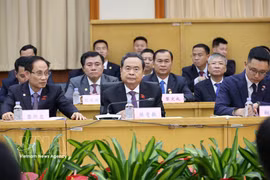 NA President Tran Thanh Man (centre) attends an experience-sharing seminar with Beijing’s people’s congresses on October 11. (Photo: VNA)