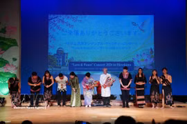 Vietnamese artists at the concert. (Photo: VNA)