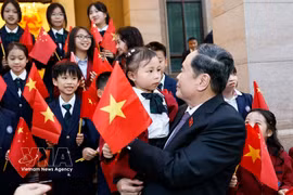 National Assembly President Tran Thanh Man on October 11 meets with the Vietnamese community in China. (Photo: VNA)