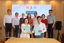 Chairwoman of the Ho Chi Minh City Association for Protection of Children’s Rights Mai Thi Ngoc Mai and Chairman of the Ho Chi Minh City Association of Psychology and Education Dinh Phuong Duy sign an MoU to establish and operate a psychological and social support office for children and families. (Photo: VNA)