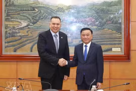 olitburo member and Standing member of the Communist Party of Vietnam Central Committee’s Secretariat Tran Cam Tu (right) receives head of Singapore's Public Service Division (PSD) Christopher Pragasam in Hanoi on October 20 (Photo: VNA)