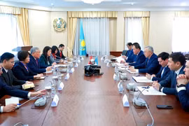 The Vietnamese Government delegation holds a working session with the Deputy Prime Minister and Minister of National Economy of Kazakhstan. (Photo: VNA)