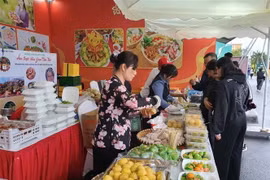 People enjoy delicacies from Mekong Delta city of Can Tho. (Photo: VNA)