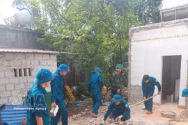 As of June 10, 2026, the Thanh Hoa provincial Military Command deploys 674 officers and soldiers to assist families eligible for the programme to replace temporary and dilapidated homes for the biological children of revolutionaries exposed to toxic chemicals, contributing a total of 4,592 workdays. (Photo: VNA)