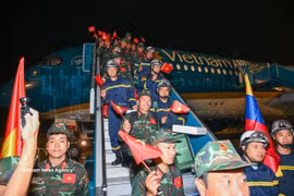 The Vietnamese rescue team return to Hanoi early on July 11 after completing their relief mission in Venezuela following the twin earthquakes on June 24. (Photo: VNA)