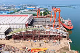 Load testing of the 3,400-tonne main arch structure and supporting frame of the Saigon River pedestrian bridge at the factory (Photo published by VNA)