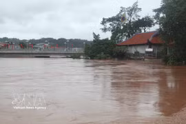 The water level of the Ky Cung River in Lang Son province exceeds the third warning level on the morning of August 23 (Photo: VNA.)