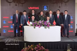 The Viettel Military Industry and Telecoms Group signed a cooperation agreement with Unicom of Singapore on February 4, 2026 (Photo: VNA) 