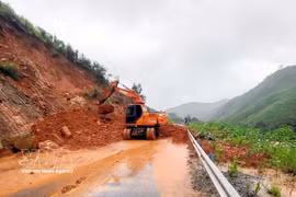 Authorities in Ba Che commune, Quang Ninh province on August 23 urgently clear mud and debris, level landslide-affected areas and clear flooded roads to help residents resume normal life soon after floodwaters receded (Photo: VNA) 